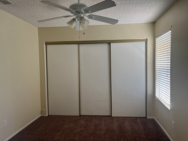 Building Photo - 2BD/ 3BTH TOWNHOUSE EAST PALMDALE
