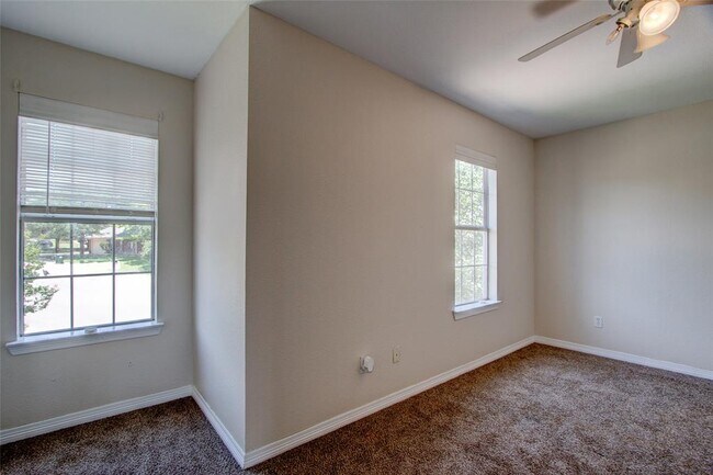 Building Photo - 619 Ellen Ct