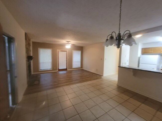 Building Photo - 2 bedroom Ground Floor!