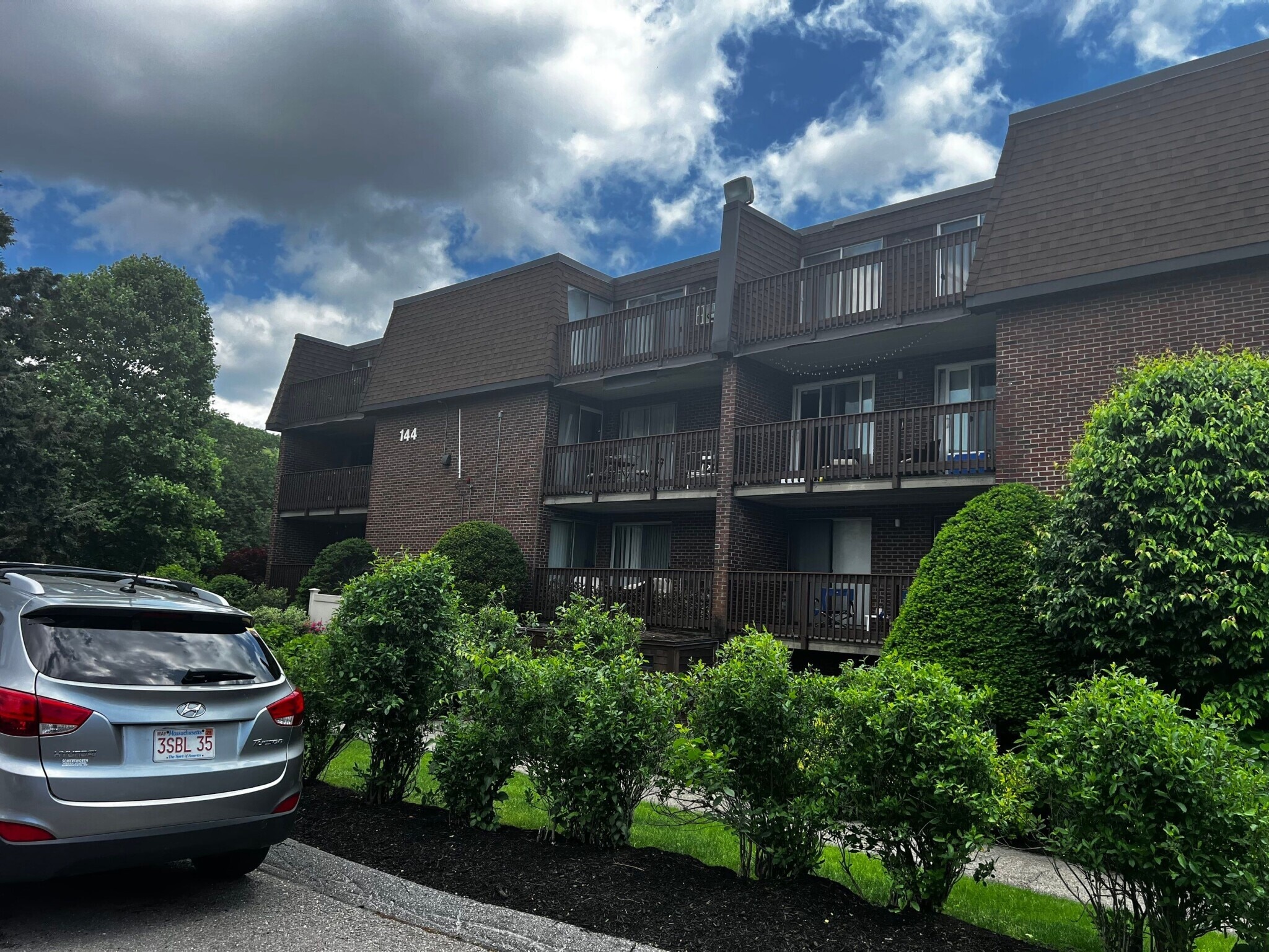 Building Photo - 144 Kenrick St