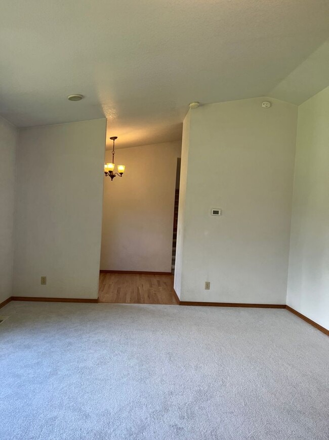 Building Photo - 3 bedroom 2.5 bathroom Home in Lake Steven...
