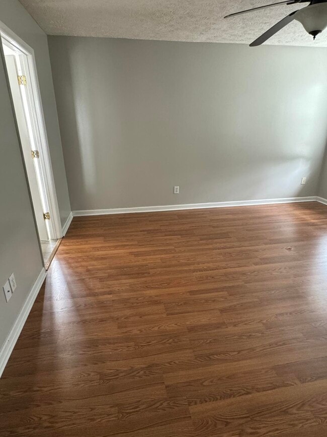 Building Photo - 105 Mustang Dr