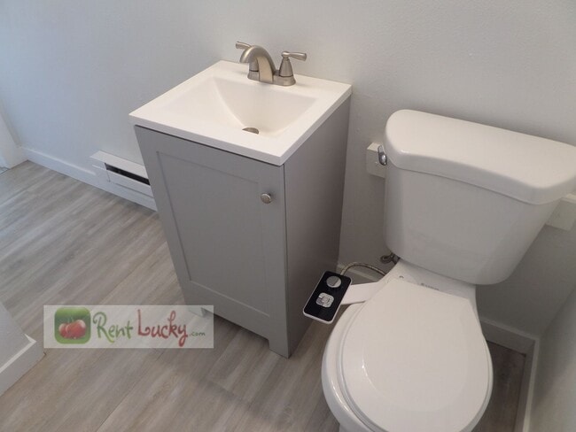 Building Photo - Super-Cute 2-Bedroom Home w/Attached Garage and Large Yard in Great Seattle Location!!