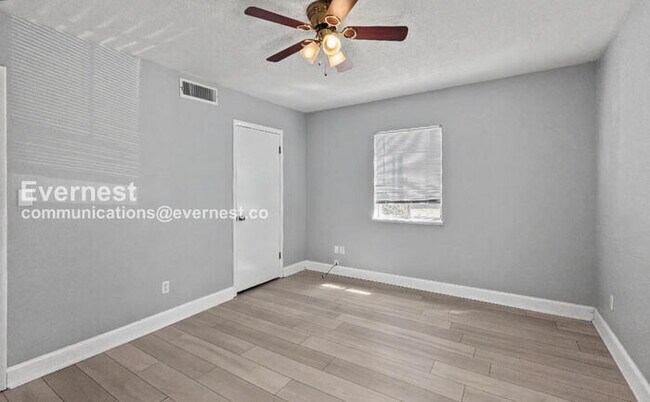 Building Photo - 1 Bed/1 Bath Condo with Off-Street Parking / Pet-Friendly / Vouchers Accepted / Available Now!