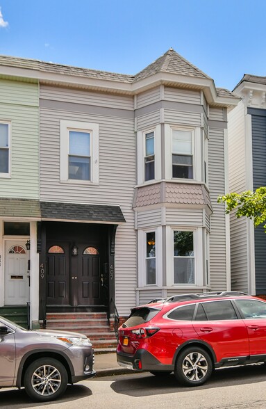 Building Photo - 407 E 5th St