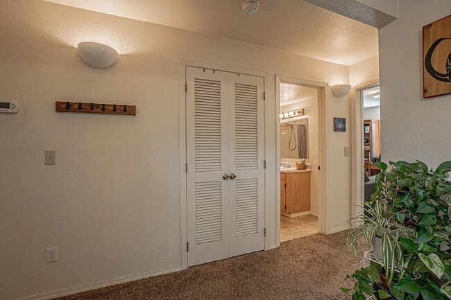 Building Photo - Unfurnished Two bedroom, Two bath Ground Floor Townhouse | Available June