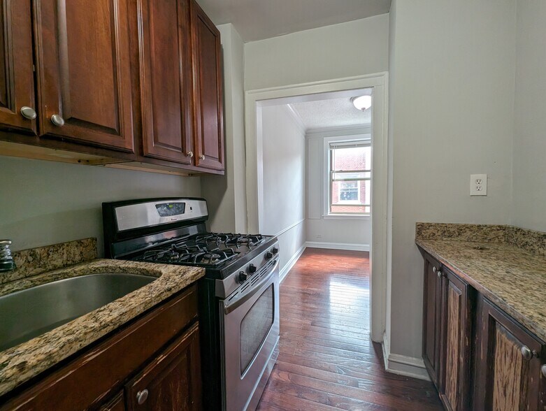 Building Photo - 546 W Surf St