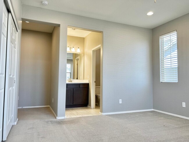 Building Photo - 152 N 56th Pl