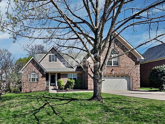 Building Photo - 560 Summit Way