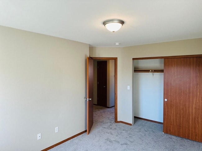 Building Photo - Charming Updated Property in Amazing Neighborhood