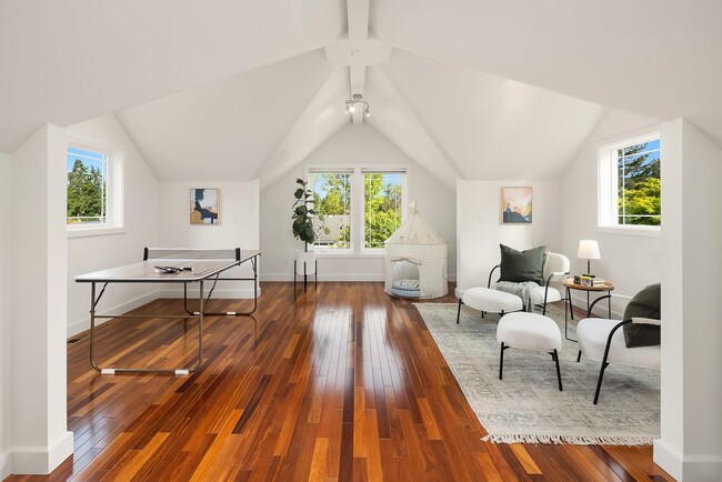 Building Photo - 5bd/2.75ba Bellevue Home