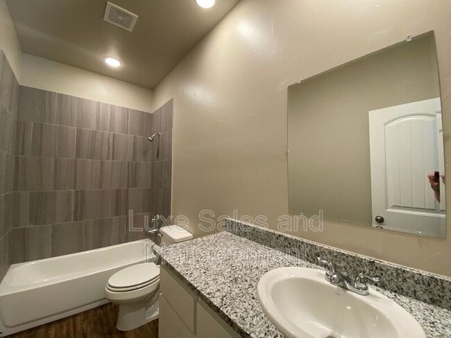 Building Photo - 5220 Oakwood Villa Ct