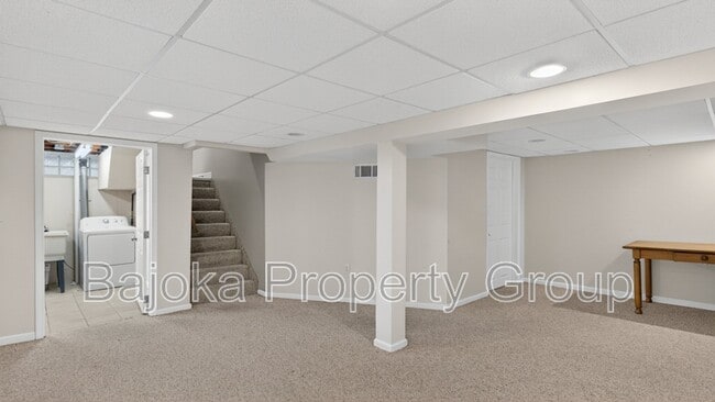 Building Photo - 648 Mayflower Ave