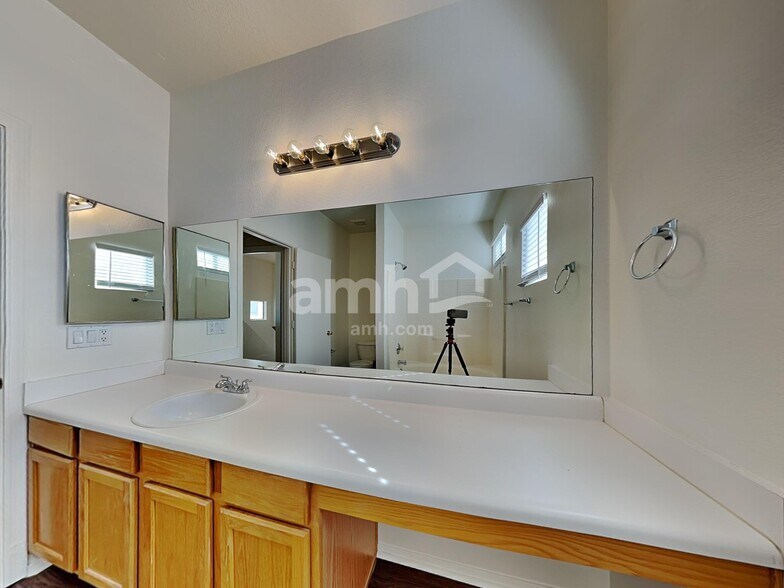 Building Photo - 1750 W Union Hills Dr