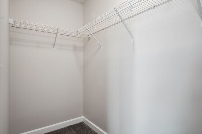 Building Photo - 3 bed/ 3 1/2 bath.  Dog Friendly.