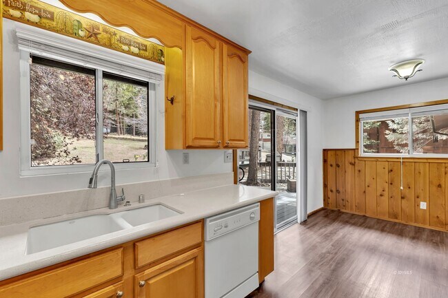 Building Photo - Mountain Lodge Home 1 Mile Away from the C...