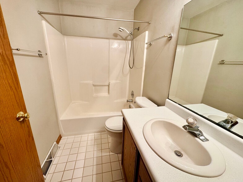 Hall Bathroom - 5807 Black Walnut Dr