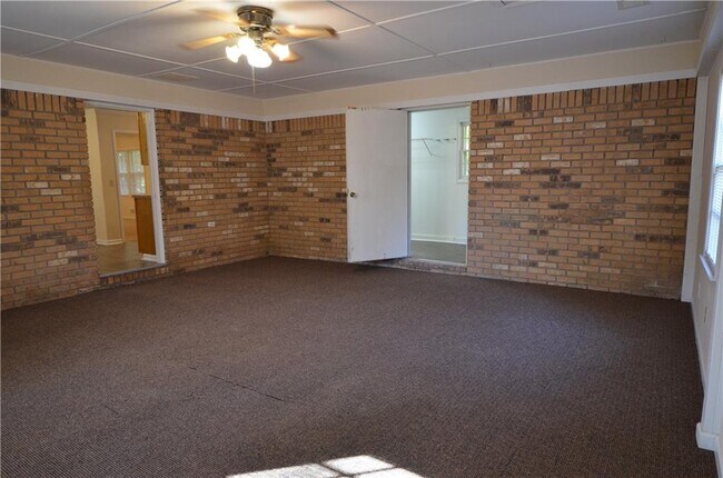 Building Photo - 180 Bruce Ct