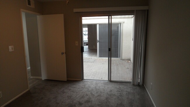 Building Photo - Ground Level 2BR 2BA in Park Tustin Commun...