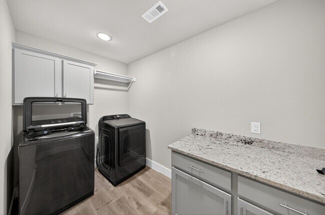 Building Photo - Great House in Quiet Neighborhood Ready to...