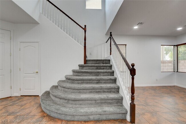 Building Photo - 8125 Chestnut Hollow Ave