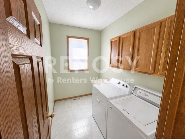 Building Photo - Available September 1st 3 Bedroom 3 Bath Single Family Home in Plymouth