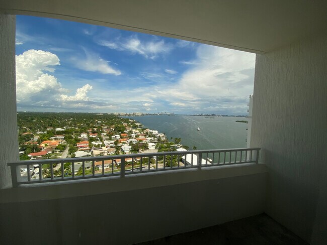 Building Photo - 7951 NE Bayshore Ct