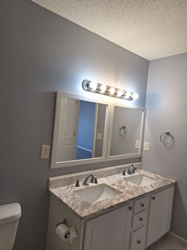 Building Photo - Wonderful Four Bedroom Home in Northeast C...