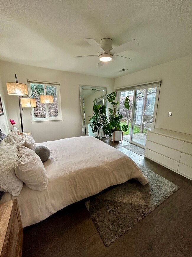 Building Photo - Willow Glen Townhome with Gorgeous Patio