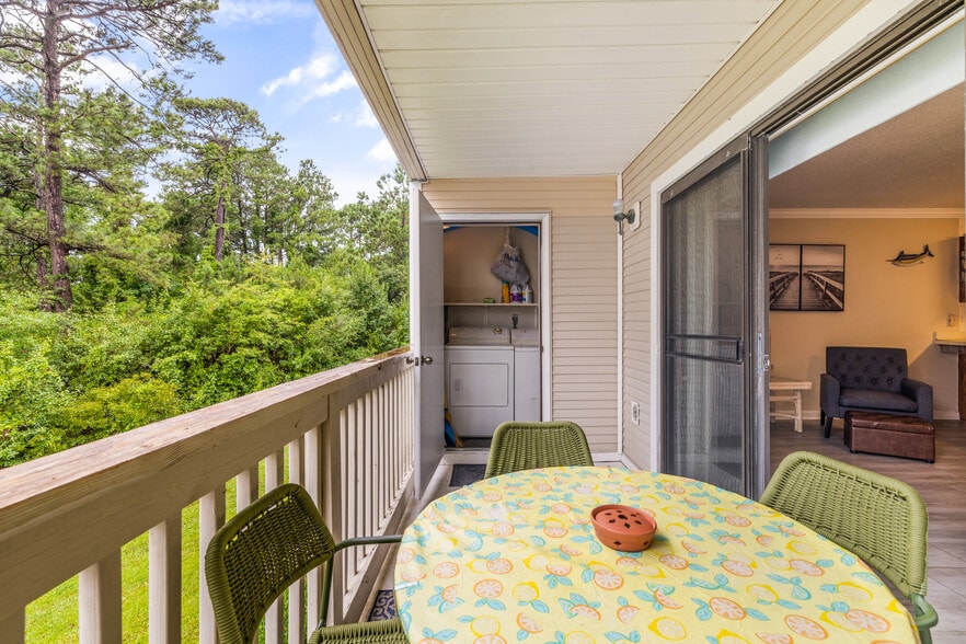 Building Photo - 1095 Plantation Dr W