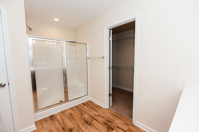 Building Photo - Spacious 5 Bedroom, 3 bath home in Greensboro with 2 car garage