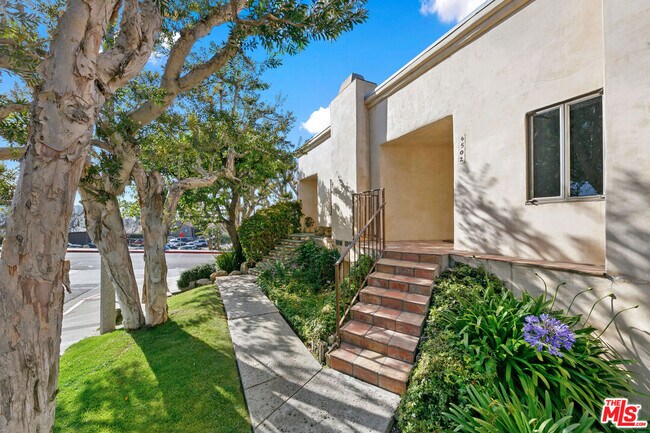 Building Photo - 6502 Dume Dr