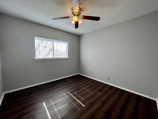 Building Photo - *MOVE IN SPECIAL* Charming 3BR Home Near Randolph AFB with Fireplace & Covered Patio!