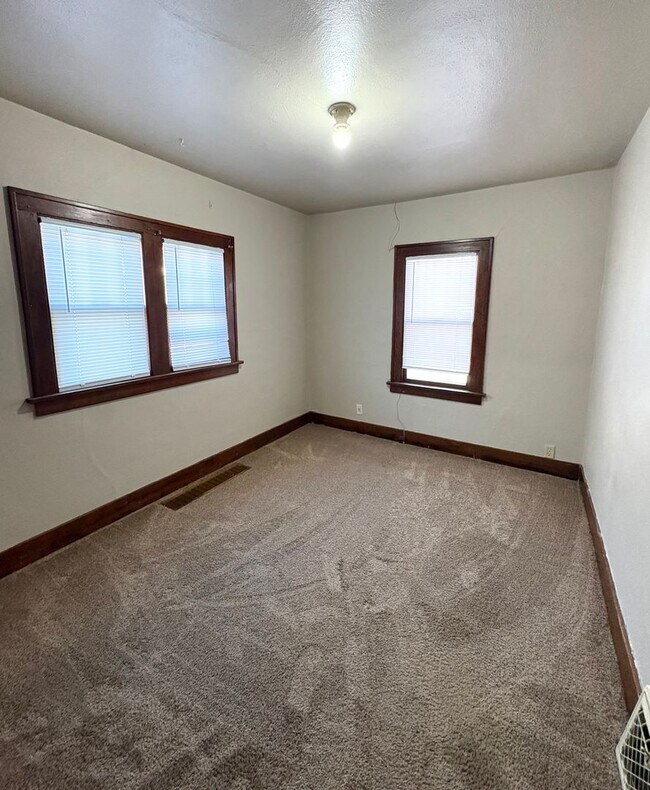 Building Photo - House- NW