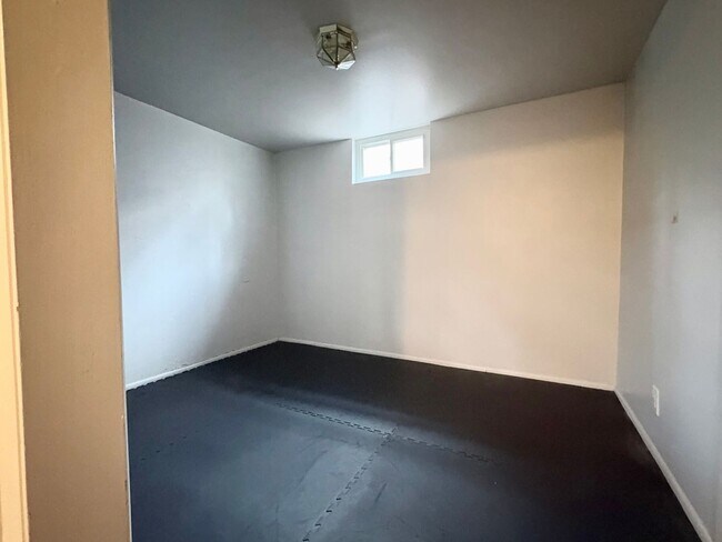 Building Photo - Charming 3-Bedroom Millcreek Home!