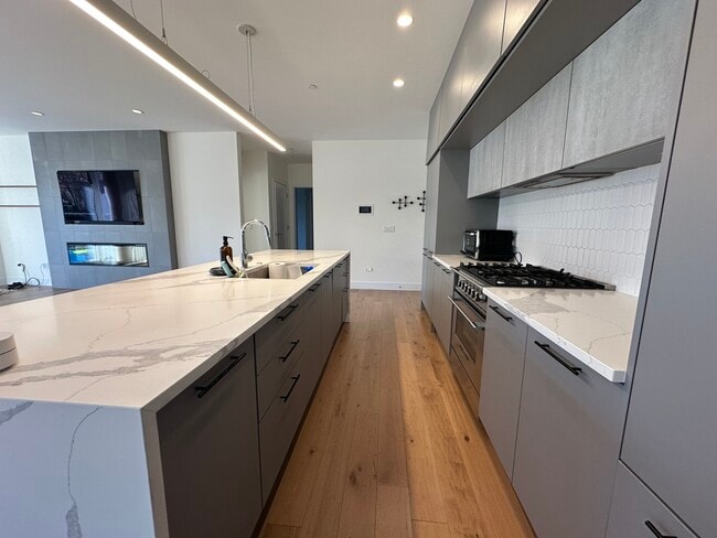 Building Photo - 550 N Ogden Ave