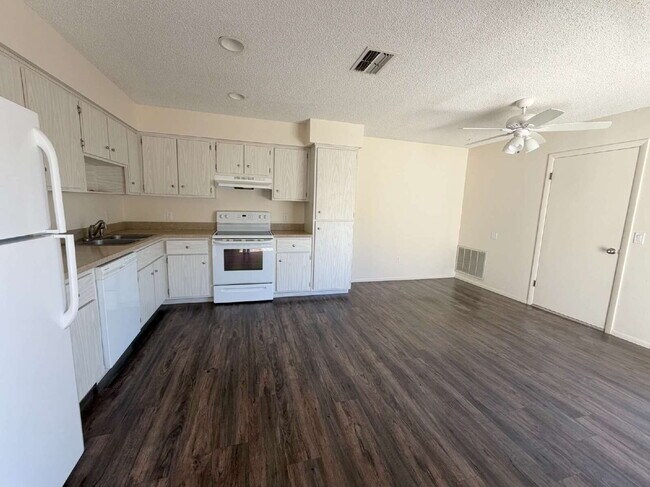 Building Photo - 7419 Canterbury St