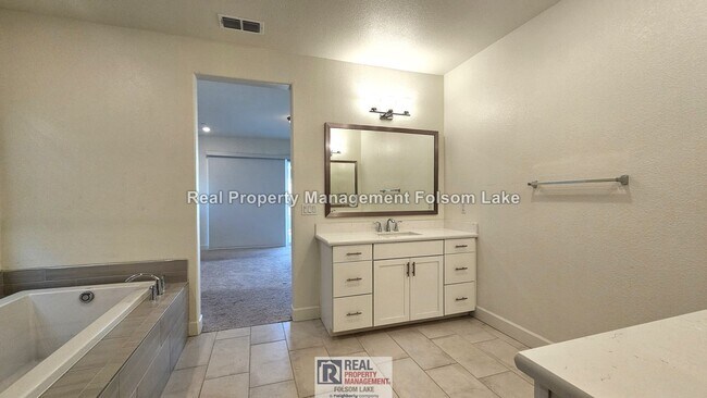 Building Photo - Upgraded 4 Bed + Loft | Solar | EV Charger | Outdoor Living | Folsom