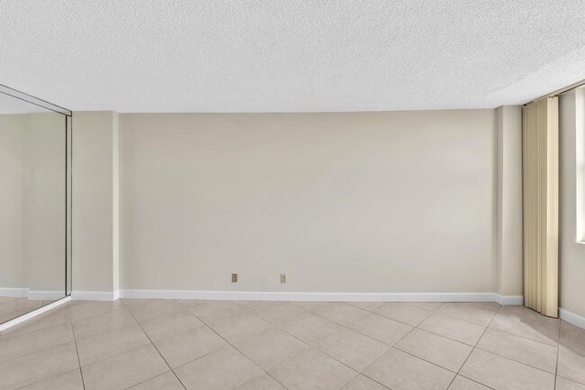 Building Photo - 1150 Hillsboro Mile