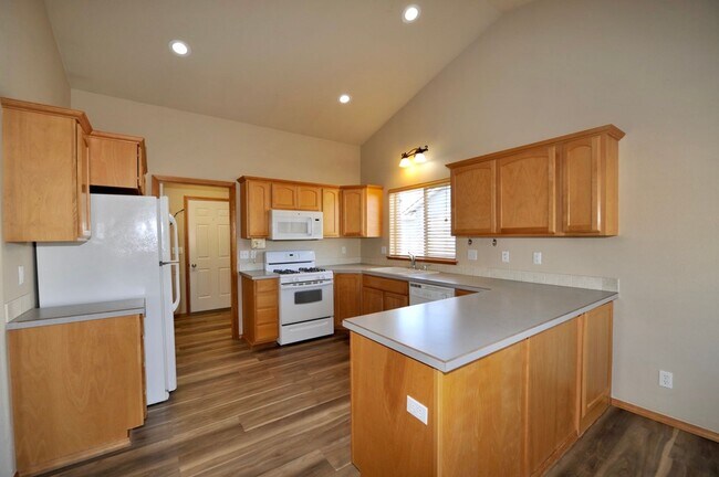 Building Photo - 3 bed 2 bath rancher with office