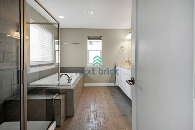 Building Photo - 4 BED AND 2.5 BATH SINGLE FAMILY HOUSE FOR RENT