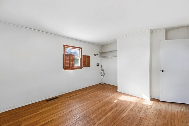 Building Photo - 231 Schilling St