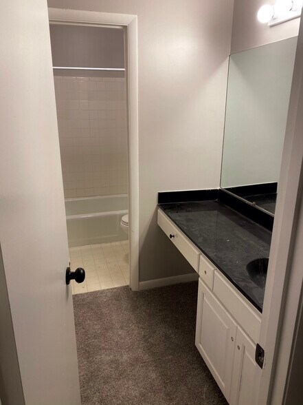 2nd Floor Bath - 1131 Roselawn Ln SE
