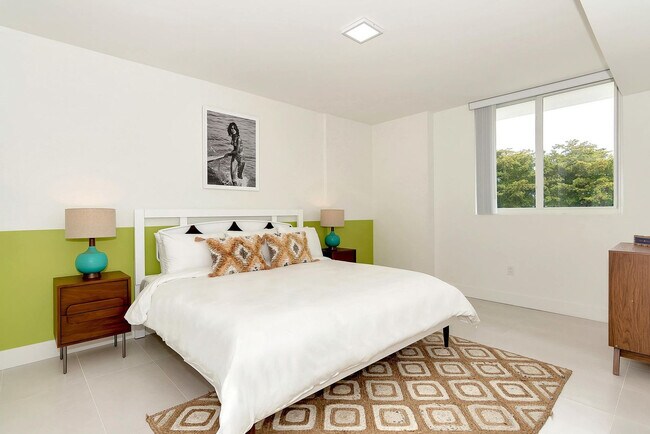 Building Photo - 1710 SW 27th Ave