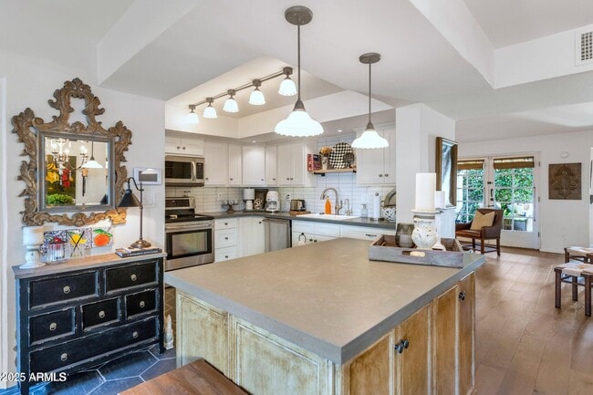 Building Photo - 5101 N Casa Blanca Dr