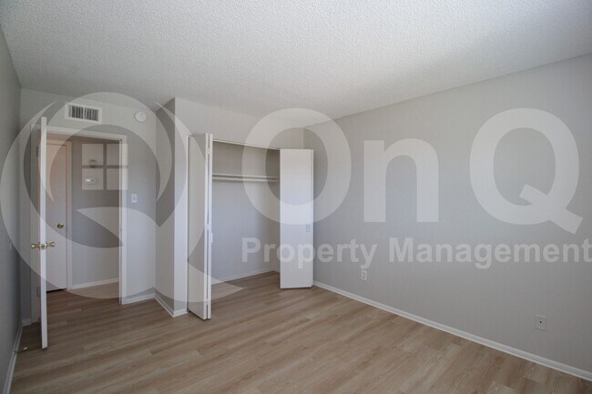 Building Photo - 537 E Laguna Dr