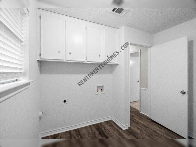 Building Photo - 1410 Pine Hill Dr