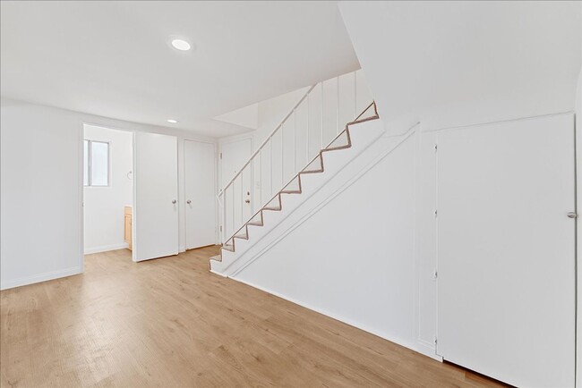 Building Photo - 5709 Hazeltine Ave