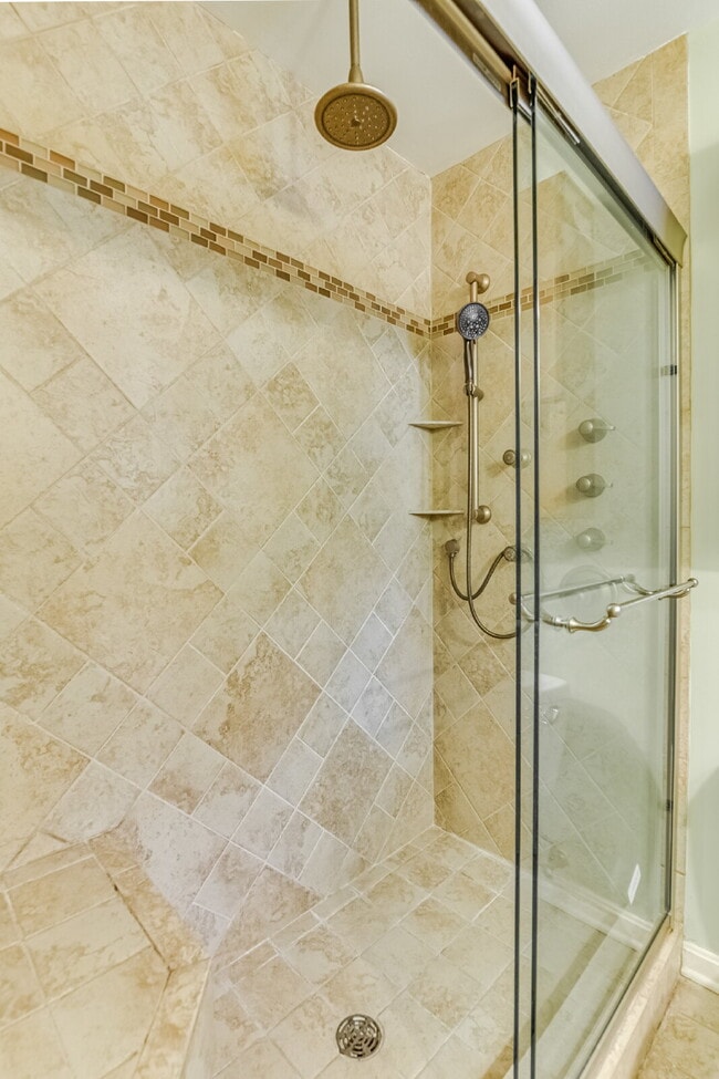 Building Photo - Modern Comfort and Convenience Await