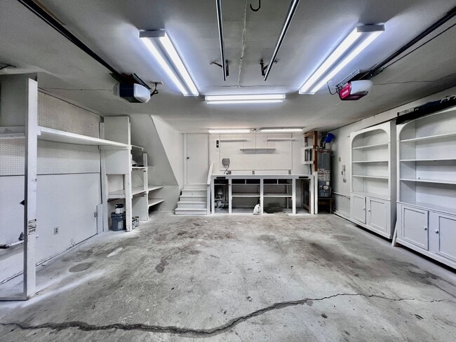 Building Photo - Gorgeous 4 Bedroom 2.5 Bath home in the he...